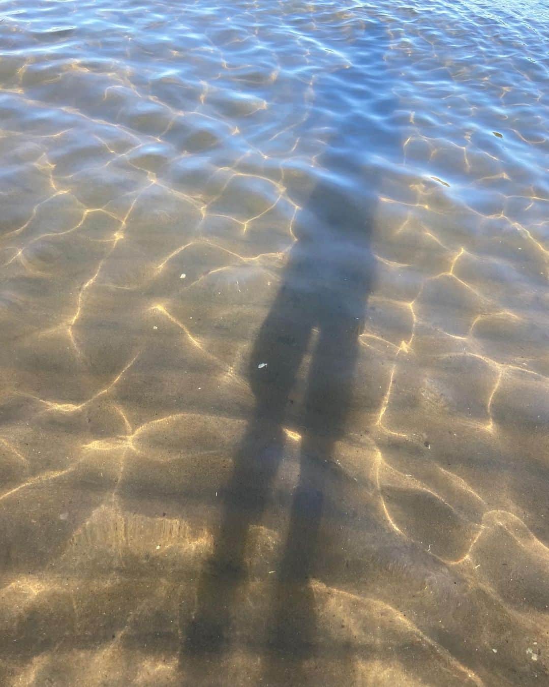 北山美奈さんのインスタグラム写真 - (北山美奈Instagram)「先週、神威岬の帰りにメインの海に辿り着いた🏖んだけど、かなりのクタクタだったけど、この澄んだ水の中に入って癒されました🐳 魚も泳いでたし、水が透明でした。眩しくて目が開かなかったです😅 あ、自撮り棒から携帯落としました😂　防水携帯で良かったのと、透明の海で良かった😂💧 #ラストサマー#lustsummer #海 #キャンプ場 #積丹 #美国 #美国キャンプ場 #水着#水着姿 #眩しい太陽 #灼熱 #summertime #happytime」9月15日 5時27分 - rin_minakitayama