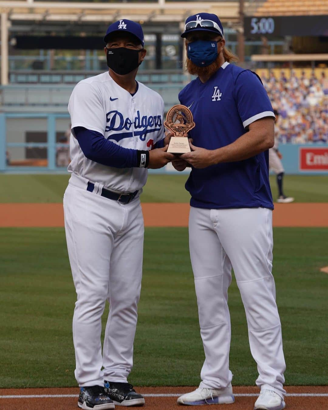 ジャスティン・ターナーさんのインスタグラム写真 - (ジャスティン・ターナーInstagram)「Absolute honor to be receiving the #RobertoClemente nomination from the @Dodgers Thank you to everyone who is voting and supporting Kourt and I. I challenge you to R.A.K.E.(Random Act of Kindness Everyday) to make your community a better place!   Acronym by - Chad Chop @debby_chop   📸 - @jon.soohoo」9月15日 5時23分 - redturn2