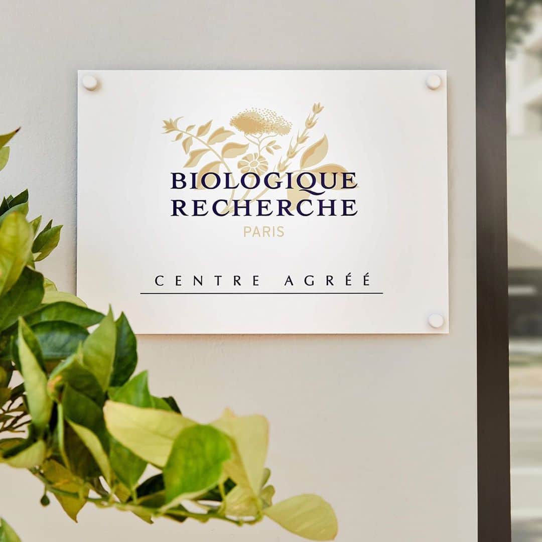 Biologique Recherche USAさんのインスタグラム写真 - (Biologique Recherche USAInstagram)「Biologique Recherche is proud to be partnering with GoodSkin, a premiere cosmetic boutique and medical spa located in Brentwood, Los Angeles.  "We are passionate about providing the best health and wellness services, so you can age gracefully. Our expertise is in the expert application of rejuvenation tools to create a natural and 'untouched' look." explains @goodskinclinics Founder Lisa Goodman.  Book your @biologique_recherche experience now at our new partner and get your skin ready for Fall in an elegant decor and peaceful atmosphere. • • #biologiquerecherche #passion #expert #skin #skincare #skininstant #FollowYourSkinInstant #buildingbetterskin #goodskin #medispa #medicalspa #medspa #goodskinclinics #goodskinclinic #losangeles #california #newlocation」9月15日 5時36分 - biologique_recherche_usa