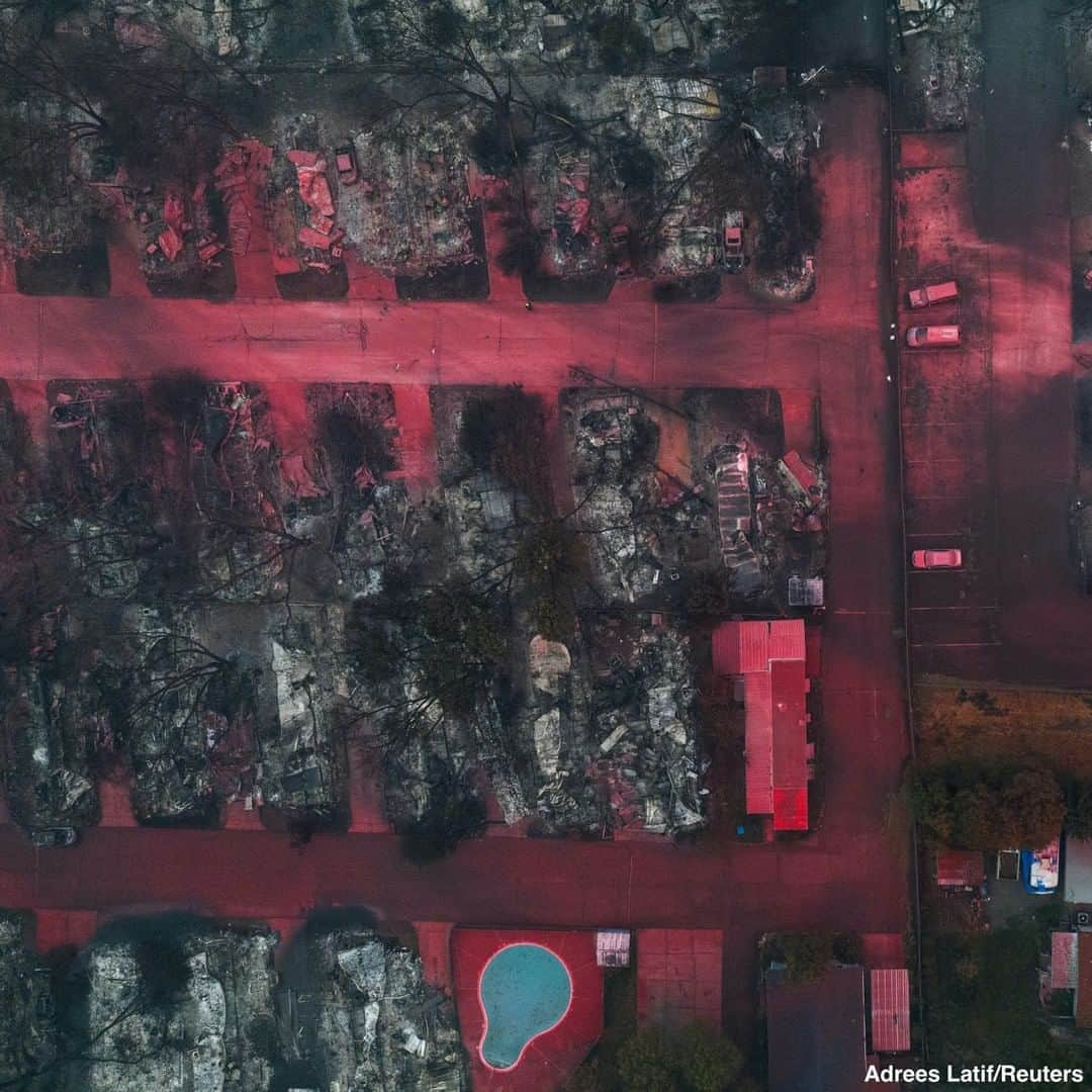 ABC Newsさんのインスタグラム写真 - (ABC NewsInstagram)「Drone footage captures red fire retardant blanketing burned residences and vehicles in the aftermath of the Almeda fire in Talent, Oregon. #fire #wildfire #almedafire #firefighters #drone」9月15日 5時36分 - abcnews