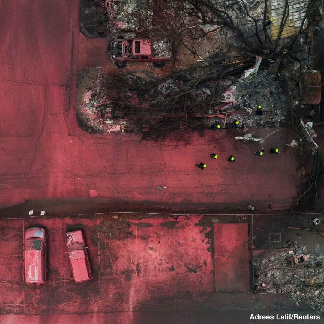 ABC Newsさんのインスタグラム写真 - (ABC NewsInstagram)「Drone footage captures red fire retardant blanketing burned residences and vehicles in the aftermath of the Almeda fire in Talent, Oregon. #fire #wildfire #almedafire #firefighters #drone」9月15日 5時36分 - abcnews