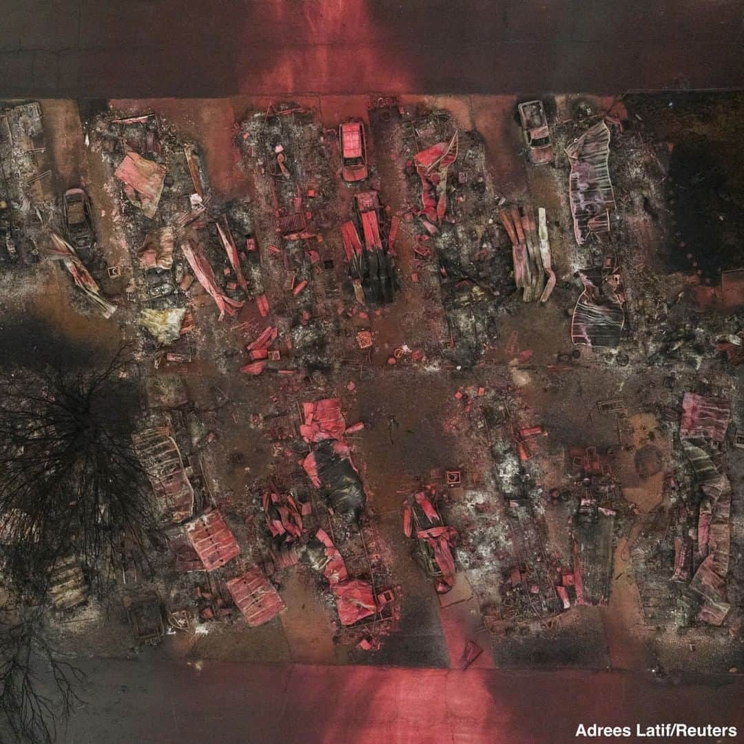 ABC Newsさんのインスタグラム写真 - (ABC NewsInstagram)「Drone footage captures red fire retardant blanketing burned residences and vehicles in the aftermath of the Almeda fire in Talent, Oregon. #fire #wildfire #almedafire #firefighters #drone」9月15日 5時36分 - abcnews