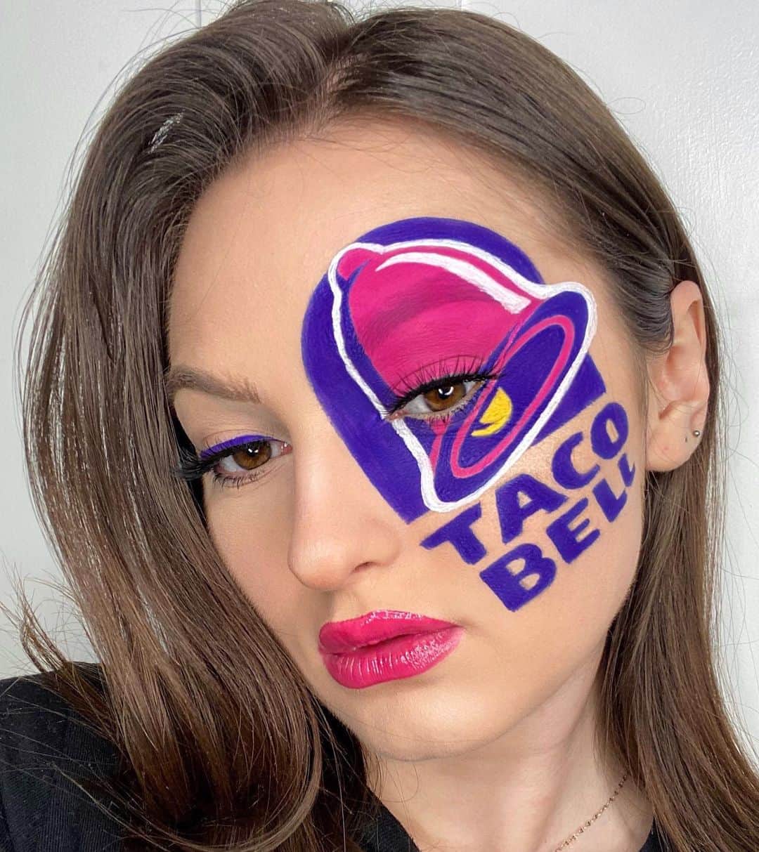 Taco Bellのインスタグラム：「We have the MOST creative community. @cakedbykelsey tagged us in a look we loved so much, we had to filter it. 😏 Swipe to see her artwork come to life, then check our story to try for yourself. #TacoBellMuse ✨」