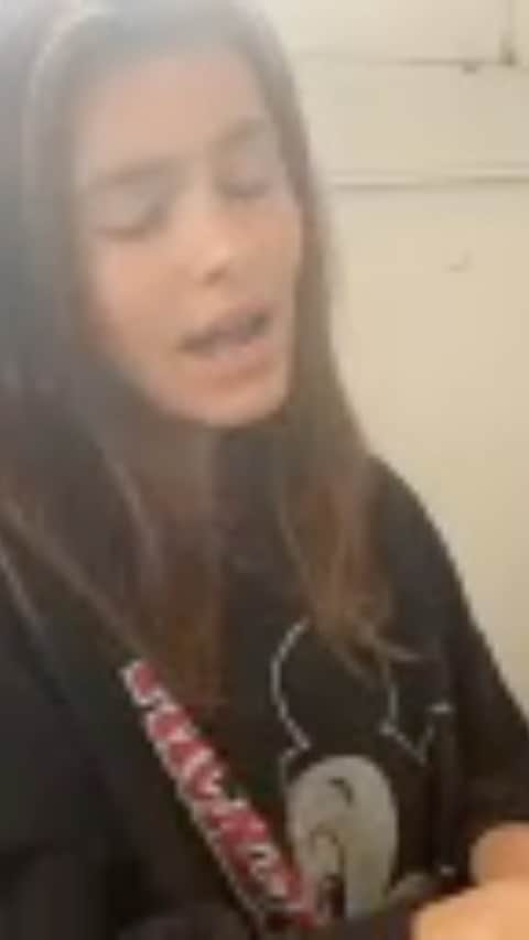 ジャッキー・リーのインスタグラム：「Amy would’ve been 37 today💔  (Will prob archive later but before my phone died I recorded this low quality vid no one asked for)」