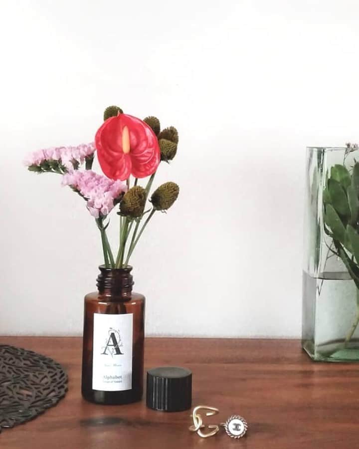 Bloomee LIFEさんのインスタグラム写真 - (Bloomee LIFEInstagram)「赤いハート型がハッピーな雰囲気の、"アンスリウム"のお花✨⠀ つやっとした光沢があり個性的な形をしていて存在感があり、⠀ お部屋を素敵に演出してくれます♪⠀ ⠀ 使い終わった瓶にお花をいけて楽しむのもいいですね🌹⠀ 茶色の瓶がウッド調のインテリアに、⠀ さりげなく馴染みます◎⠀ ⠀ @akokako さんのお写真⠀ ⠀ #bloomeelife#ブルーミーライフ#お花の定期便#プチブーケ#サブスク#花のある生活#花好きな人と繋がりたい#おうち時間#花部#花写真#花が好き#花を飾る#暮らしを楽しむ#日々の暮らし#丁寧な暮らし#日々#お花のある暮らし#素敵な休日#暮らしを整える#くらしのきほん#日々の暮らしを楽しむ#丁寧に暮らす#おうち時間#インテリアフラワー#ナチュラルインテリア#豊かな暮らし」9月15日 11時34分 - bloomee