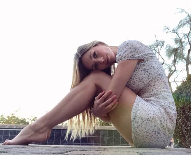 ブルック・バトラーのインスタグラム：「🕊」