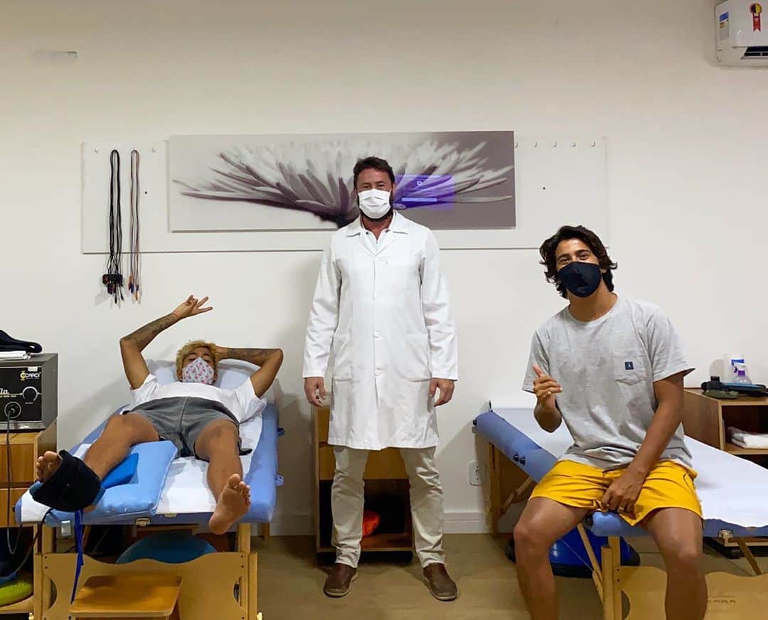 ミグエル・プッポのインスタグラム：「Não é só na praia que vive um surfista profissional, cuidar do corpo também faz parte do trabalho👊 Obrigado mestre por mais um dia cuidando bem de nós @clinica_massucato @zeeduardo_massucato ✌️」