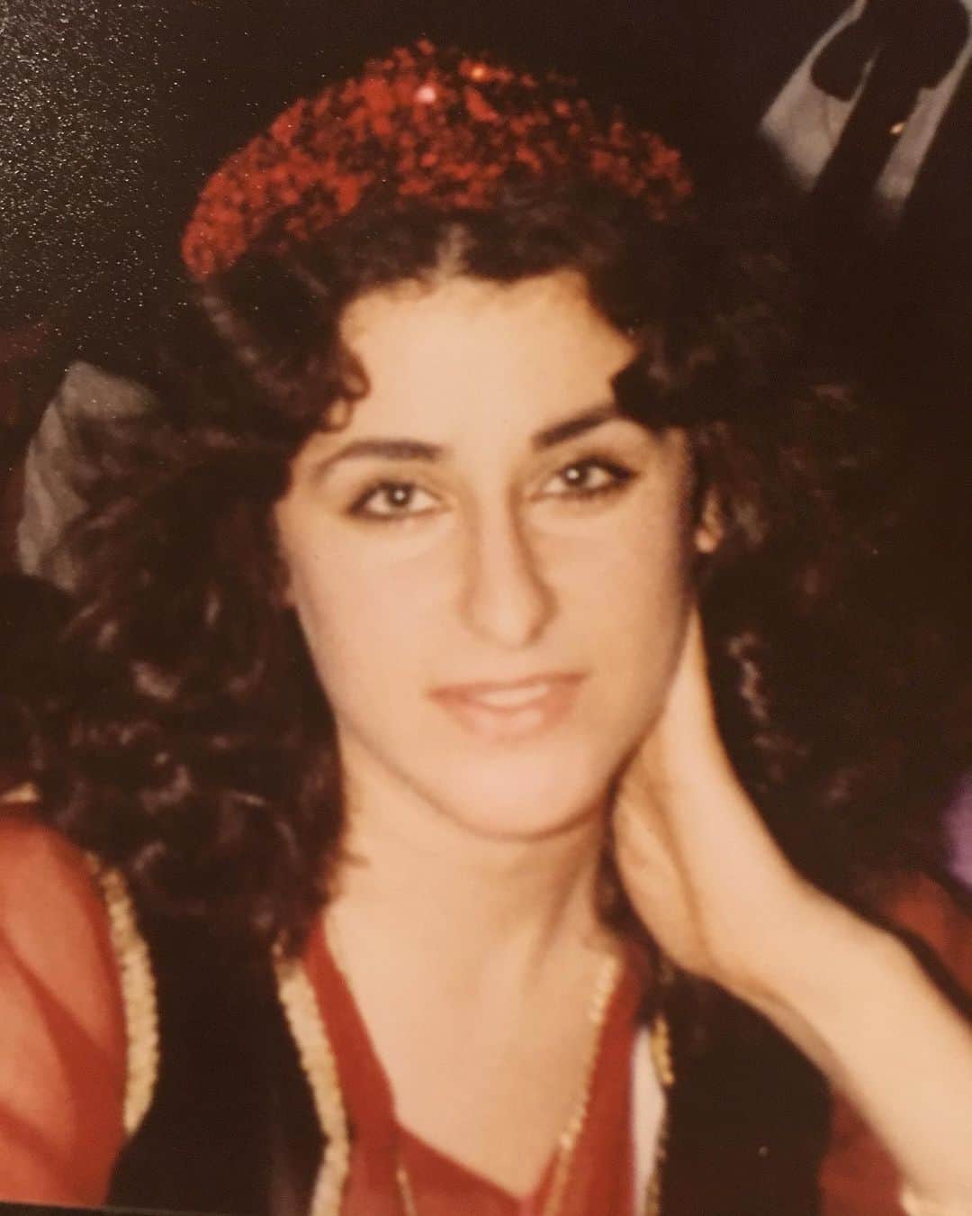 Sazan Hendrixさんのインスタグラム写真 - (Sazan HendrixInstagram)「From generation to generation, curly hair runs in my family! 😊 (swipe to see Teeny & my mama!) I've never embraced my natural hair as much as I have since becoming a mom to a daughter who has curls. Here are some of my quick tips for how I style my natural curls. #KerastasePartner⁣  ⁣ • Masking in the shower!! I LOVE @kerastase_official masks like the Nutritive Masquintense. The mask is amazing for adding moisture to my curls which for me, is key for definition. I like to use a wide tooth comb to pull it through from roots to ends and leave on for a couple minutes. After washing, my hair is SO soft! ⁣ • Post-shower, I use a microfiber towel (it protects the moisture and makes my hair dry with less frizz), and if I need to tie it back I use Slip's silk hair scrunchies (LOVE) bc they don't crease.⁣ • Since I brushed in the shower, let your natural hair air dry (& try not to touch it when wet bc that can create frizz!)⁣ • Once it's completely dry, you can run fingers through and touch-up / style.⁣  ⁣ Love y'all and hope this post inspires you to embrace your natural beauty today! #curlyhair」9月15日 6時23分 - sazan