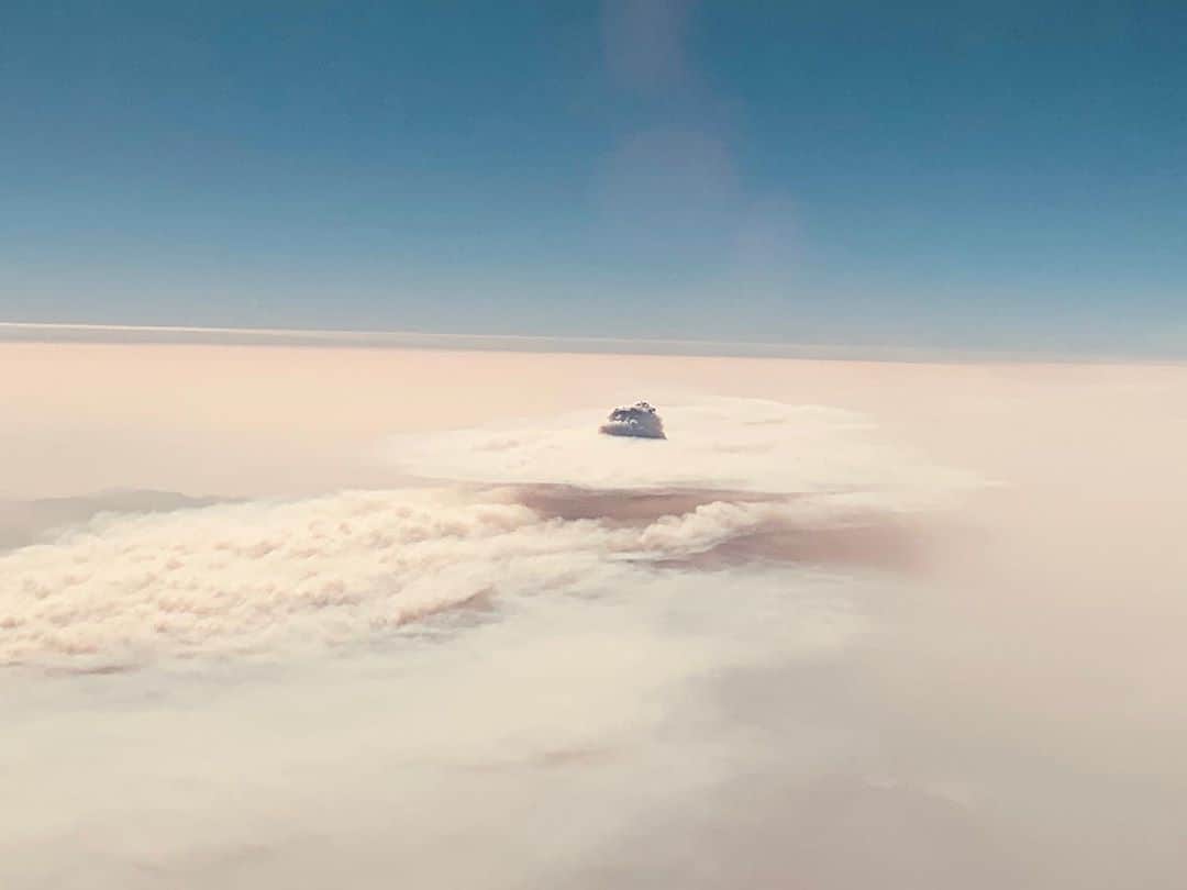 のインスタグラム：「Returning to work. Skies above LA...haven’t seen blue skies in awhile. #directorsPOV」