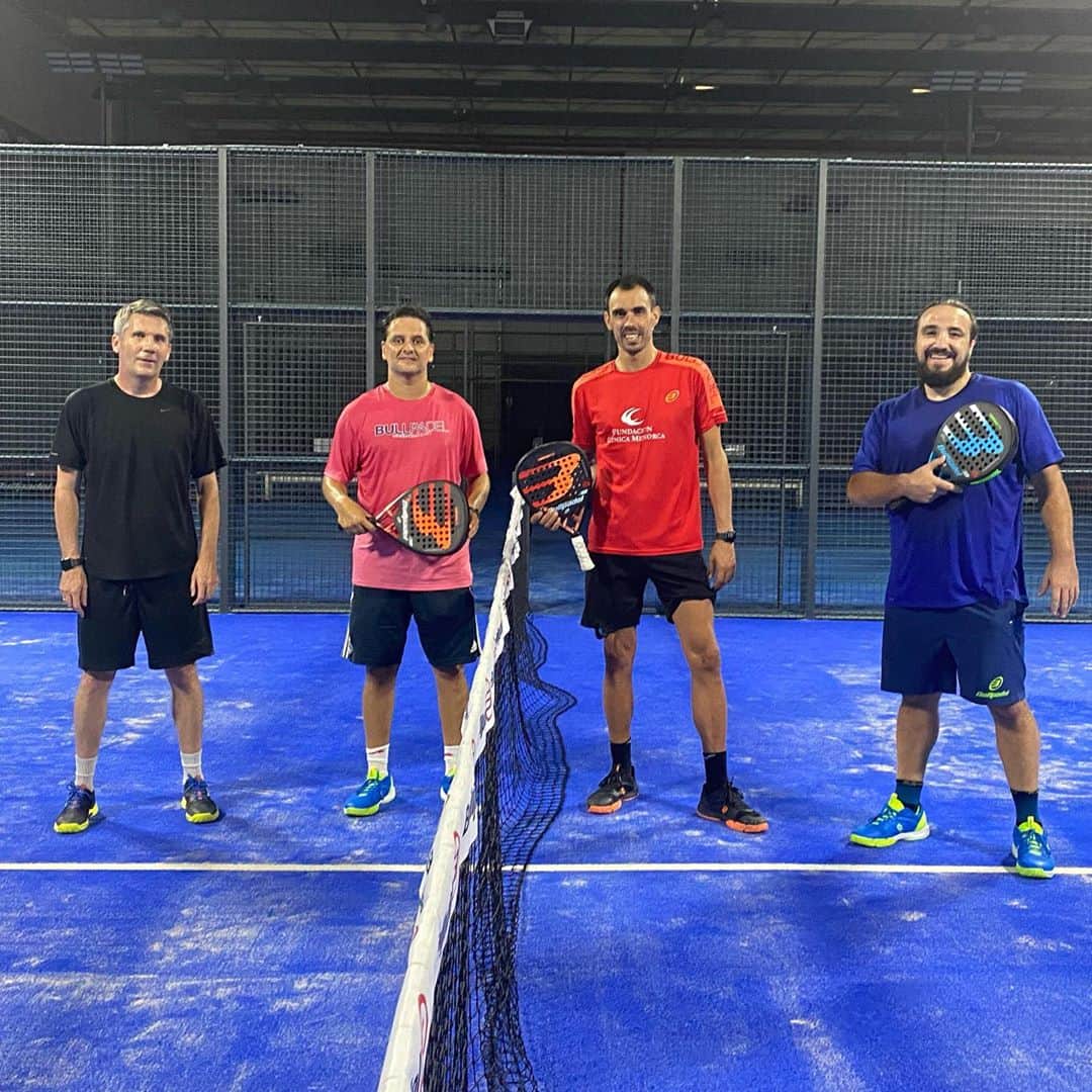 ジョルディ・コディーナのインスタグラム：「Acabando el día, con alegria... con estos 3 fenómenos... @frankymartinm @celebrit00ns @junicalafat @bullpadelsport」