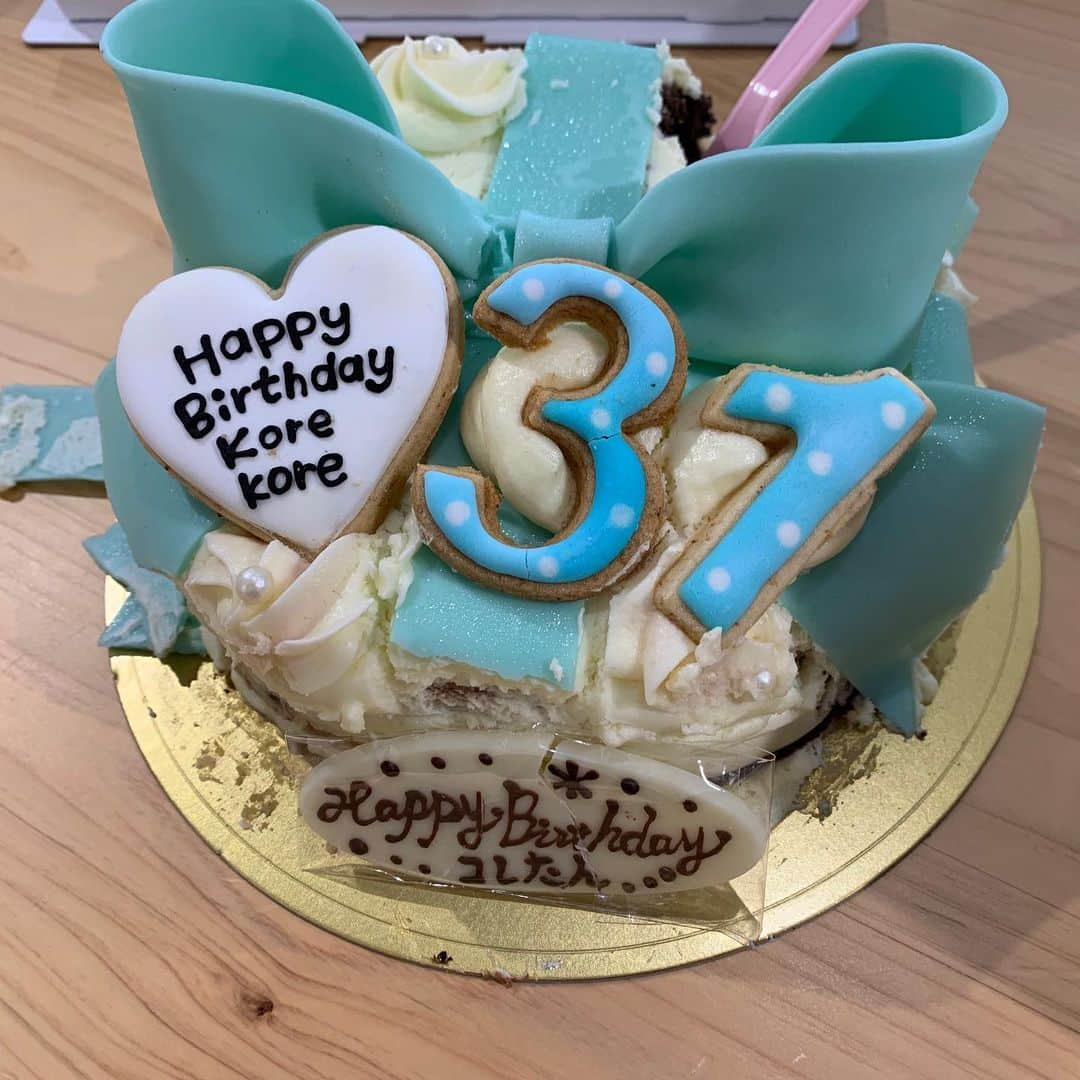 コレコレさんのインスタグラム写真 - (コレコレInstagram)「今年の誕生日ケーキ 遅くなったけどお祝いしてくれた 視聴者ありがとう🥺  #youtuber  #クリーム苦手 #1年ぶりの投稿」9月15日 6時34分 - korekoretan