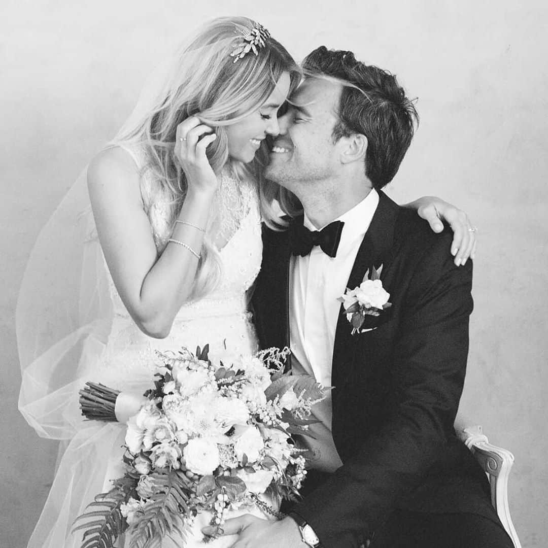 E! Onlineさんのインスタグラム写真 - (E! OnlineInstagram)「6 years ago Lauren Conrad had the wedding of our Pinterest dreams and we're reliving all the details at the link in our bi💍. (📷: @elizabethmessina)」9月15日 6時46分 - enews