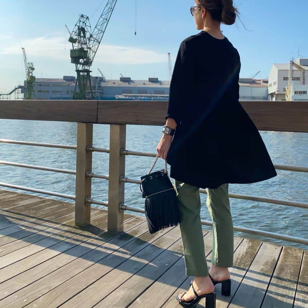 のインスタグラム：「ブラック×カーキ 大好きなカラーの組み合わせ🖤💚  トップスは @titivatejp  の　 #バックフレアTシャツ  後ろがフワッと広がるデザインで 気になるお尻まわりをカバーしてくれる優れもの✨  #titivate #ティティベイト #titivatestyle  #fashion #ootd #outfit #code #coordinate #style #stylepoint #instafashion #instagood #instalike #ママコーデ #プチプラコーデ#ベイカーパンツ#秋コーデ#体型カバーコーデ」