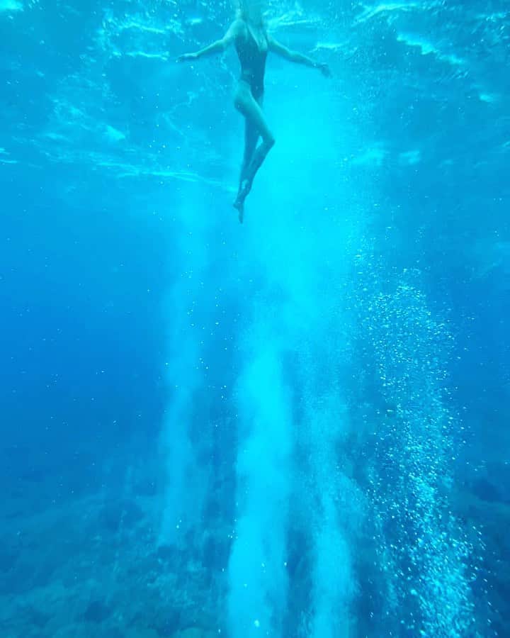 リリー・コールのインスタグラム：「🌋 bubble bubbles, I love Earth. 📷 Sana~San.」