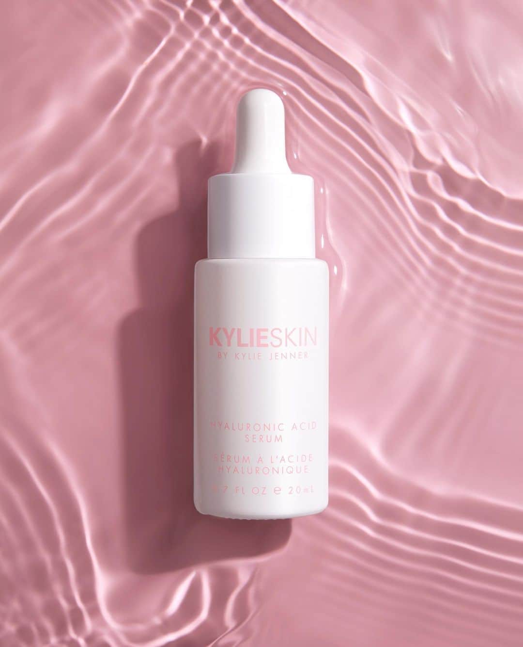 Kylie Cosmeticsさんのインスタグラム写真 - (Kylie CosmeticsInstagram)「Introducing @kylieskin's NEW Hyaluronic Acid Serum! 💦 This multi-functional, lightweight serum is formulated with 4 layers of Hyaluronic Acid, Niacinamide, Snow Algae, Tripeptides, and so much more, to help improve the look and feel of your skin. 💕 Launching Friday 9/18 at 9am pst on KylieSkin.com」9月15日 6時52分 - kyliecosmetics
