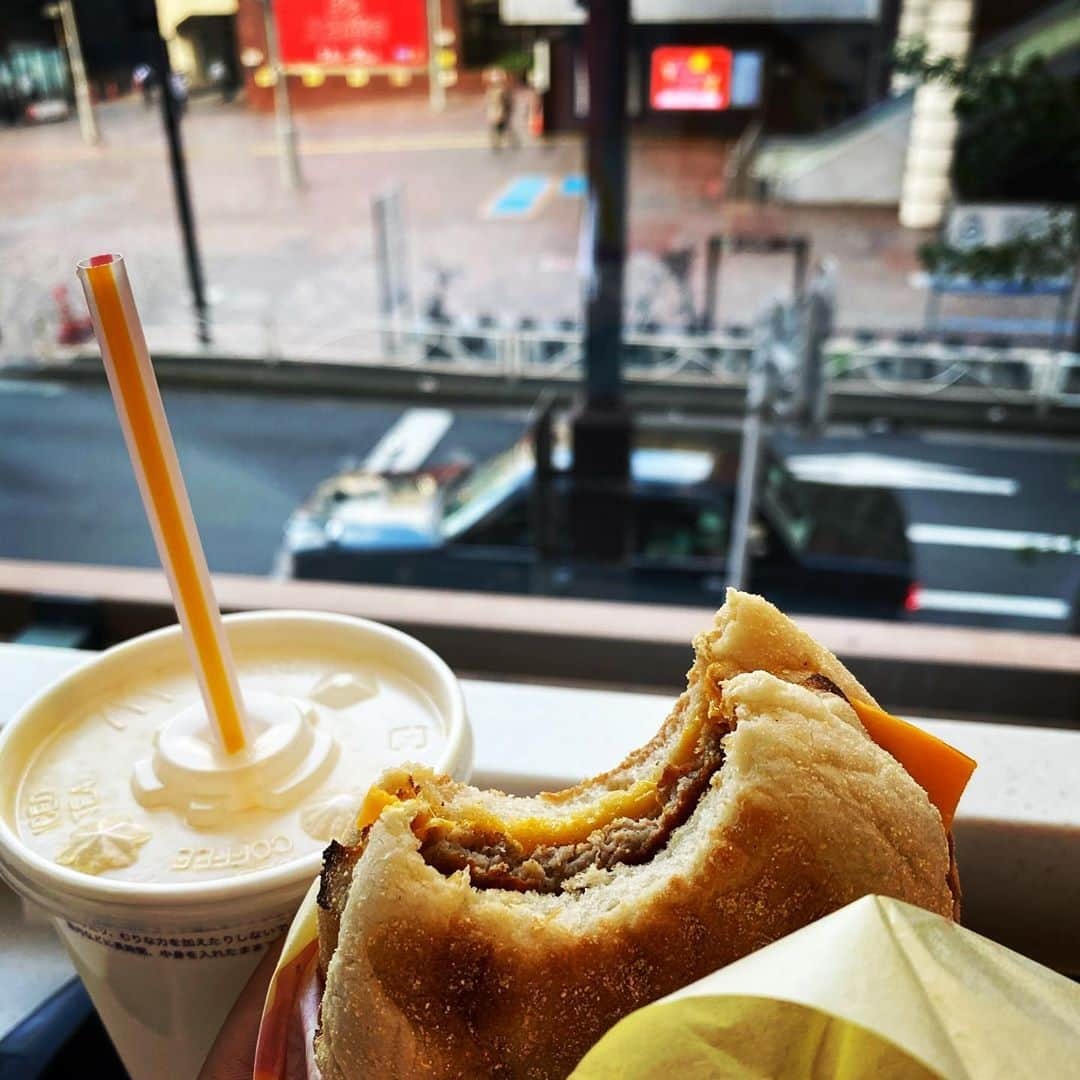 山田しょうこさんのインスタグラム写真 - (山田しょうこInstagram)「朝マック越しの世界。ハッシュドポテトが食べられる、ソーセージマフィンが食べられる、高カロリー摂取しても罪悪感がない、これすなわち「早起きは三文の徳」なり。 #朝マック  #ハッシュドポテト  #マクドナルド」9月15日 7時04分 - shokokrake0611