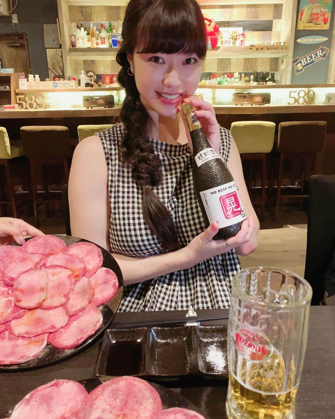 小田飛鳥のインスタグラム：「昨夜はお肉と泡盛ナイト⭐︎ こちらのお店は、光GENJIの赤坂晃さんがオーナーの焼肉屋さんです🥩（泡盛の晃ボトルもあります❣️） 上質なお肉に、美味しい泡盛、お洒落な店内、ノリの良い店員さん☺️……とても居心地の良いお店でした♪」