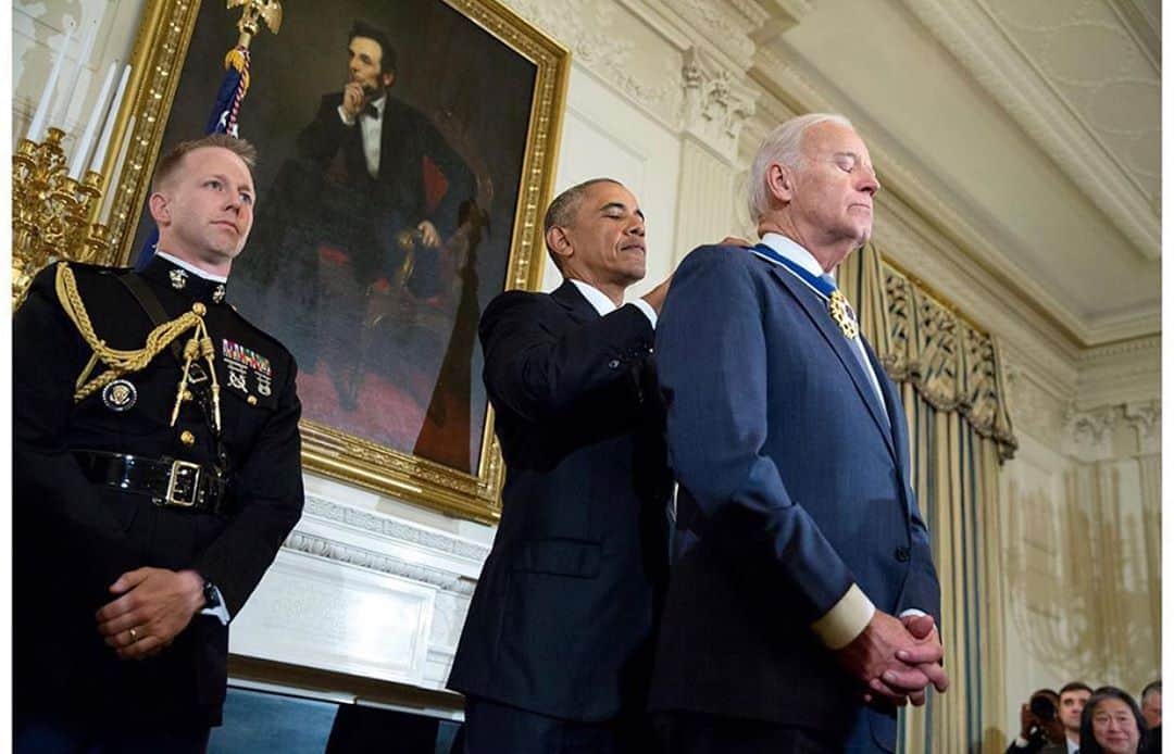 レイク・ベルのインスタグラム：「I agree. @barackobama that “everyone deserves a fair shot.” Thank you @petesouza for this image. Thank you @joebiden @kamalaharris for giving us all a fair shot. I am a mother and a citizen and a lover of all people/living things. I am with you. #voteforchange #vote #voteforbiden #yourvotematters」