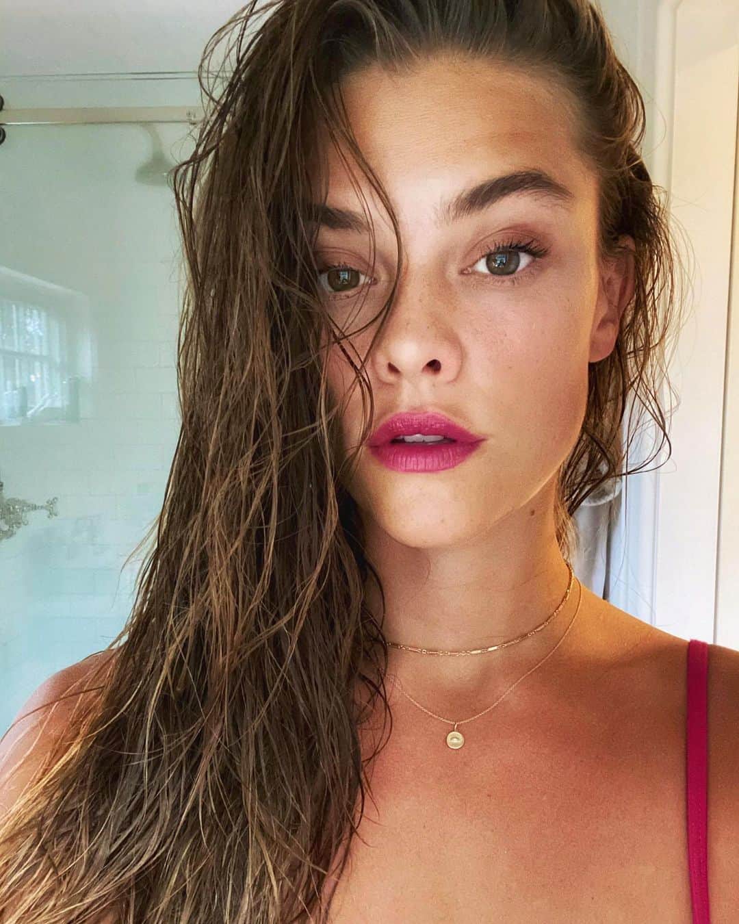 ニーナ・アグダルのインスタグラム：「Normally a natural lip kinda gal but this pink did make me feel like there was a party on my lips」