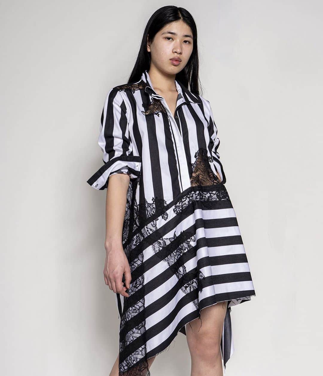 Marques Almeidaさんのインスタグラム写真 - (Marques AlmeidaInstagram)「With a serious love affair with stripes 🤍🖤  M’A girl @margarida_zhang looking amazing with our dress  #marquesalmeida #howdoyouwearyourma #stripes #blackandwhite #asymmetricdress #lace #stripeddress #shirtdress」9月15日 7時15分 - marques_almeida