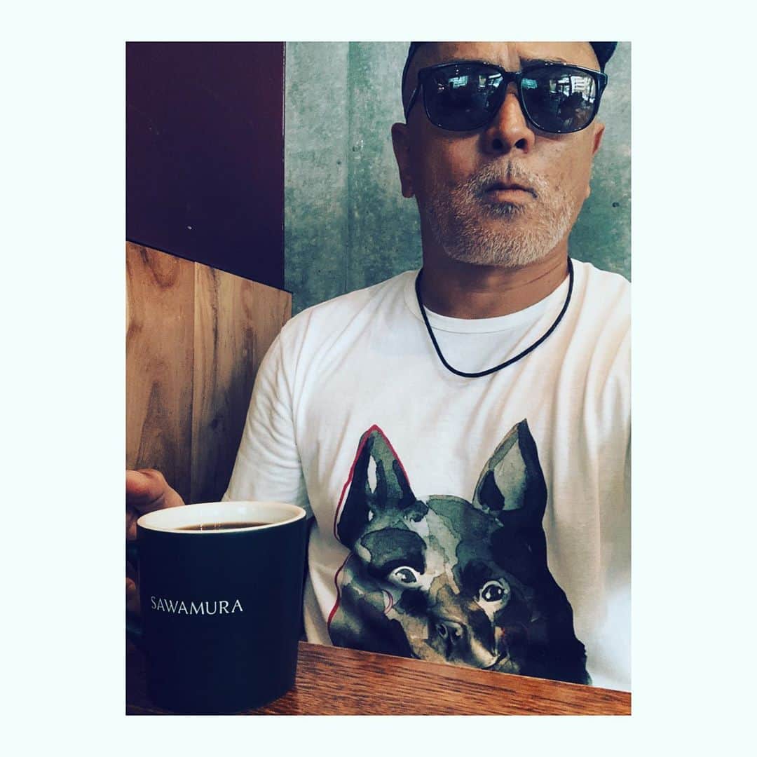 ネサーンスのインスタグラム：「最高です。うちのスキッパーキの小梅ちゃんt.sh着て、モーニングコーヒーきたらなんだか、一緒にコーヒー飲みにきたみたい。」