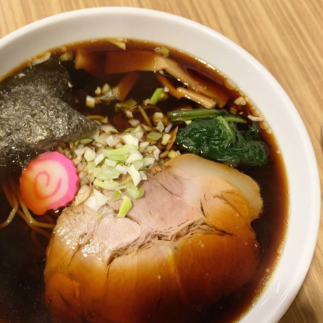 田中セシルのインスタグラム：「* 北海道でラーメン食べなきゃ！？ と思って入ったお店で食べたとびっこご飯が一番美味しかった😍 ご飯にとびっこ乗ってるだけ。 これに瓶のガラナも最高✨ またとびっこご飯を食べに行きたい。  #函館 #はこだて #hakodate #北海道 #はこだてラーメン横丁函館家 #函館ラーメン #しょうゆラーメン #とびっこご飯 #餃子 #ガラナ #ramen #shoyuramen #tobikko #chaos #garana  #夜中のラーメン #ラーメン #らーめん #とびっこ大好き #とびっこ好きな人と繋がりたい」