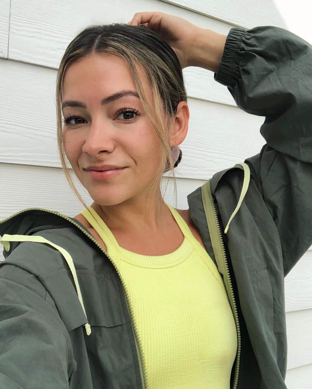 Maddie & Taeさんのインスタグラム写真 - (Maddie & TaeInstagram)「#FableticsAmbassador Today is the LAST day to enjoy the @fabletics Labor Day sale where everything is 70% off when you sign up as a new VIP member! Trust us, you won't regret shopping this month's cozy collection 😍 Shop at the link in our bio.」9月15日 7時19分 - maddieandtae