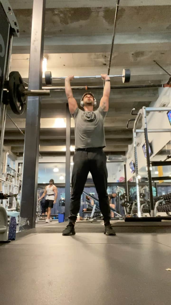 ザカリー・ダナヒューのインスタグラム：「Heres a little triple set/combo I put together to challenge my stability, power and trunk control throughout lifts. As you can see from the pathway in my half squat, i have one leg shorter than the other so im used to an improper pathway. Working today to correct it. Give it a try and let me know what you think  90lbs  Overhead Shoulder Press x 12 Overhead half squat x8 Bent Over Row x12   #workout #athlete #icedance #weightlifting #crosstraining #gymlife #gym」