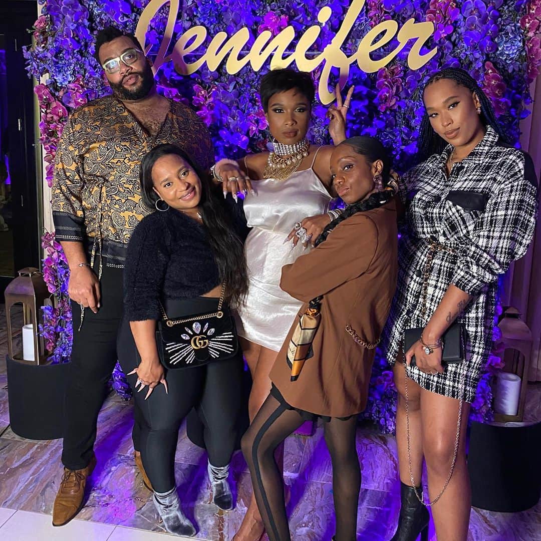 ジェニファー・ハドソンのインスタグラム：「And we didn’t even leave home ! Team jhud chicago glam squad ! @kindastylized @vernecciaetienne @kimoramulan @badazznailzz」