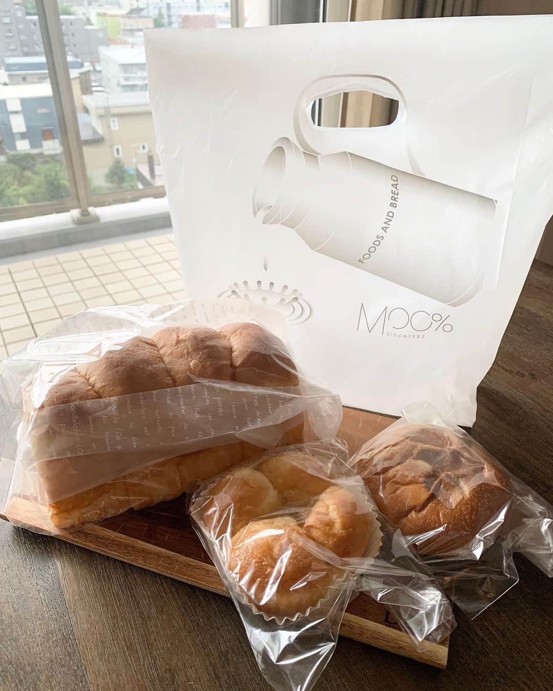 阿部晋也のインスタグラム：「パン投稿🍞  札幌市西町に今年オープンしたパン屋さん、MOO%（モーヒャクパーセント）に行ってきました。 閉店5分前でしたが…💦  ここのパンは全て水を使わず牛乳で練り上げているようです🥛 優しい甘さが美味しいパンでした🍞 次はもう少し早い時間に行ってみます😅  青森〜札幌合宿が終わり、僕は通院・リハビリのためチームとは一度離れますが、これからは本格的に復帰へ向けた活動をしていきたいと思います。 少しずつアイスにも乗っていますが、まずはちゃんと走れるようになることを目指して頑張ります🏃‍♂️  #北海道コンサドーレ札幌 #コンサドーレカーリングチーム #カーリング #パン #食パン #モーヒャクパーセント #札幌市西区 #あべぱんログ  #潰瘍性大腸炎  #uc #ibd」