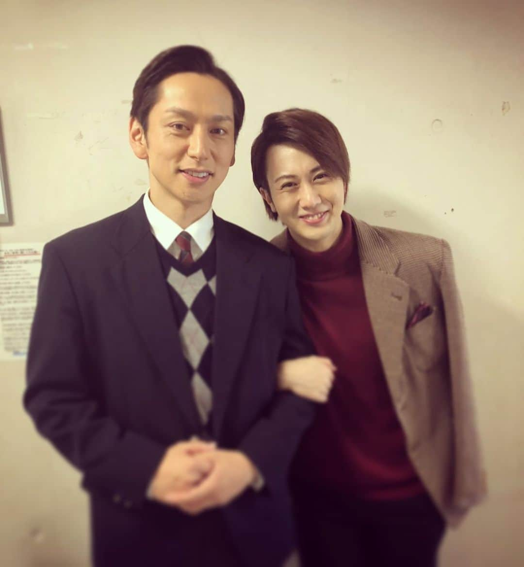 川久保拓司さんのインスタグラム写真 - (川久保拓司Instagram)「舞台『ボーイズ・イン・ザ・バンド 〜真夜中のパーティー〜』が閉幕してから、約2週間。 ちょっと用があり、バタバタした日々を過ごしていました。 そして落ち着いた今日、携帯の写真を見返していると、ラリー役の太田基裕くんとのツーショットが。 ハンクとラリーのカップル。 少しテレちゃってる自分の表情が、ヤケにリアル。 さ、あきらしい気候になってきた今日この頃、快適に1日を過ごしましょ！  #ボーイズインザバンド #boysintheband #真夜中のパーティー #太田基裕 #ラリー #ハンク #なんとも言えぬリアルな表情 #手のテレてる感じとかリアル」9月15日 7時27分 - takuji_kawakubo