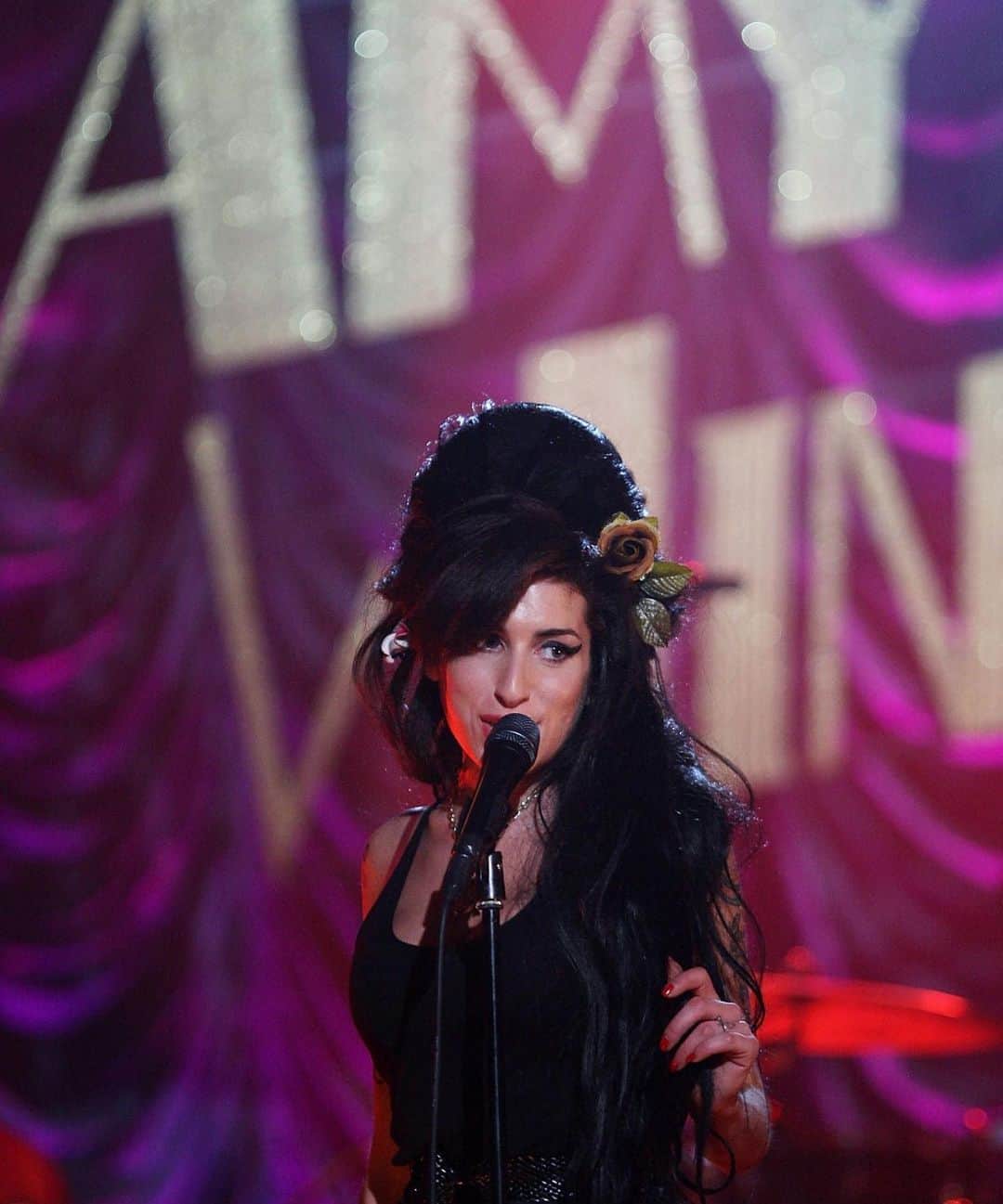 E! Onlineさんのインスタグラム写真 - (E! OnlineInstagram)「Our Valerie. Remembering the late and great Amy Winehouse on what would have been her 37th birthday. ❤️(📷: Getty)」9月15日 7時31分 - enews