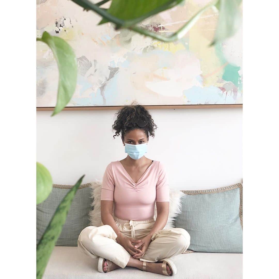 ジーン・トリプルホーンのインスタグラム：「Wishing everyone a wonderful week. In the midst of turbulent times, I am reminded that everything is temporary, so please take a minute for yourself, friends. Sending ❤️ #goodvibes and #prayers, especially to all those dealing with the #fires and our amazing #men and #women #firefighter 🙏🏽🙏🏽 & thank you @cryosoul for the haven you provide !」