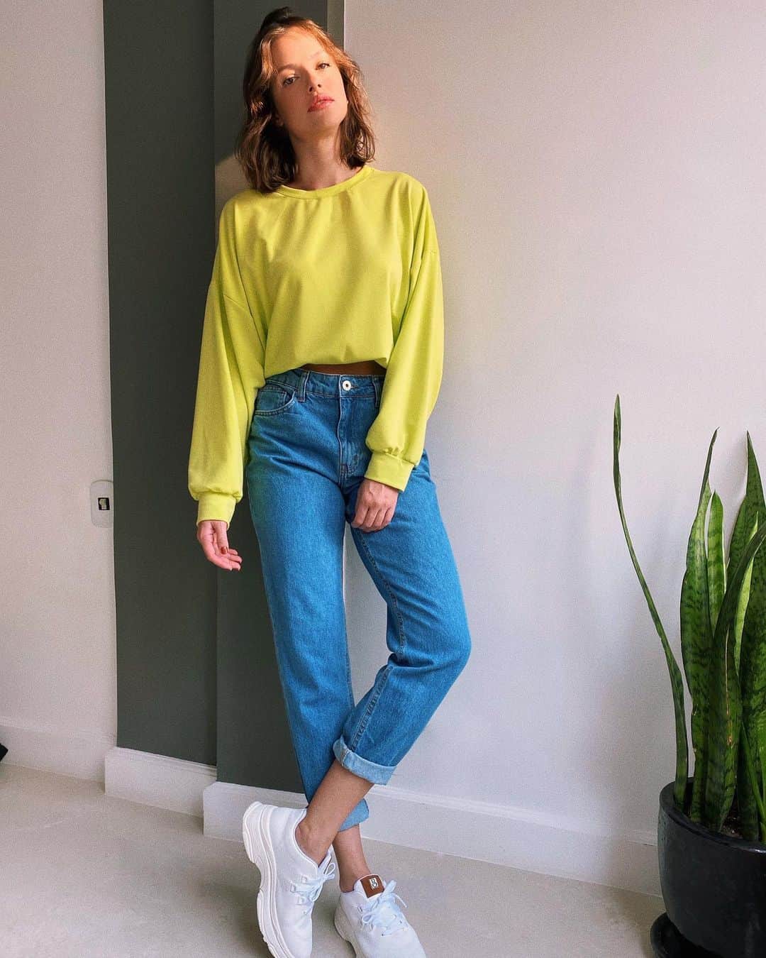 アガサ・モレイラのインスタグラム：「O jeans tbm é uma peça chave no seu armário? Hoje eu montei 3 estilos diferentes com uma única peça #JeansMuitoEu ♥️ Um estilo básico, um fashionista e um descolado. Lá na @cea_brasil vc encontra todos esses estilos e muitas outras peças jeans incríveis prontinhas para serem a sua peça chave! Vc pode comprar pelo site ou pelo app. Tudo com um ótimo custo benefício, entrega rápida pra todo o Brasil e frete grátis pelo app. Corre lá! E comentem aqui qual look vcs mais gostaram! ✨ #CeaMuitoEu #JeansMuitoEu」