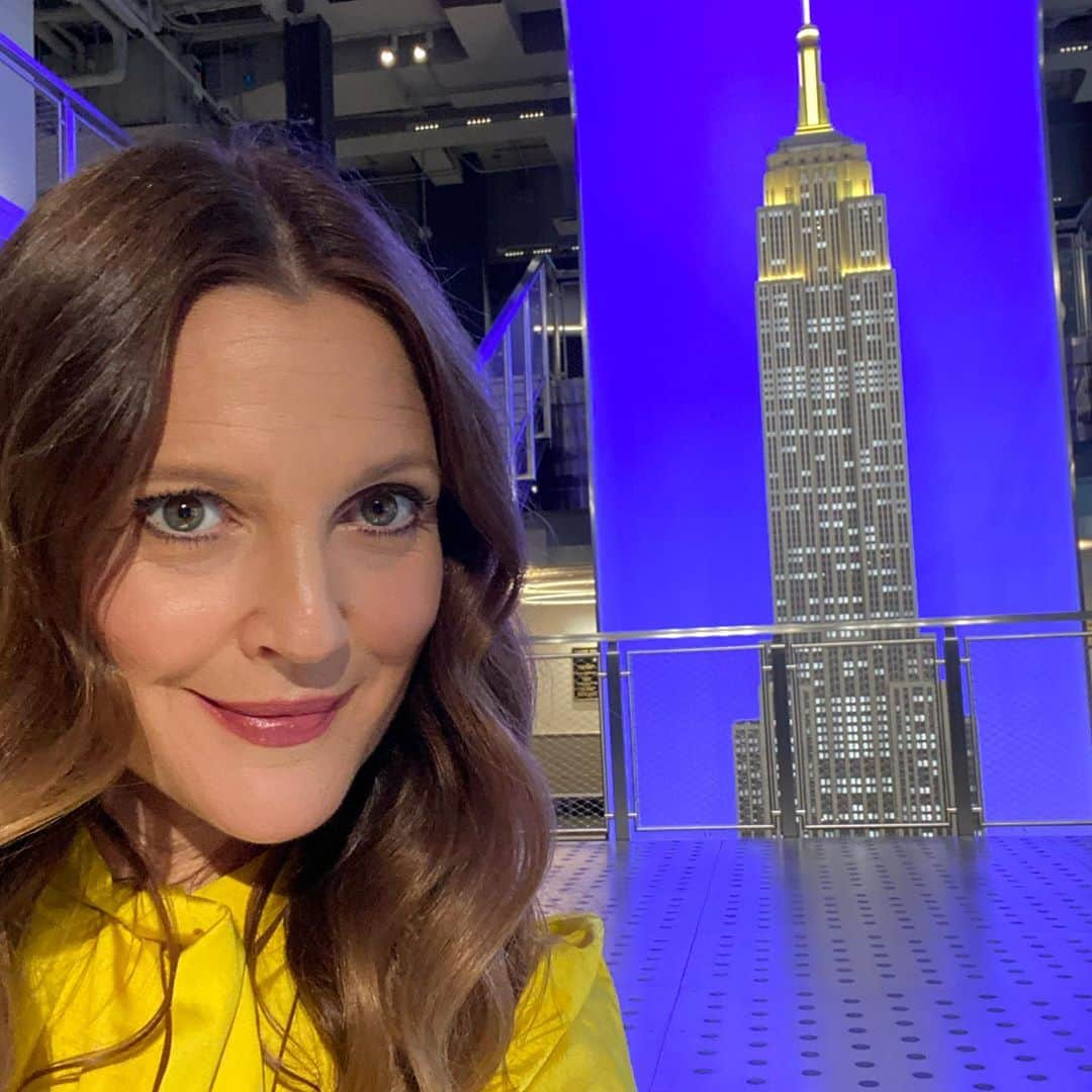 ドリュー・バリモアさんのインスタグラム写真 - (ドリュー・バリモアInstagram)「A true New York moment!! We are lighting up the @empirestatebldg in our signature yellow tonight to celebrate the premiere of @thedrewbarrymoreshow 💛💛💛 #ILoveNewYork !!」9月15日 7時48分 - drewbarrymore