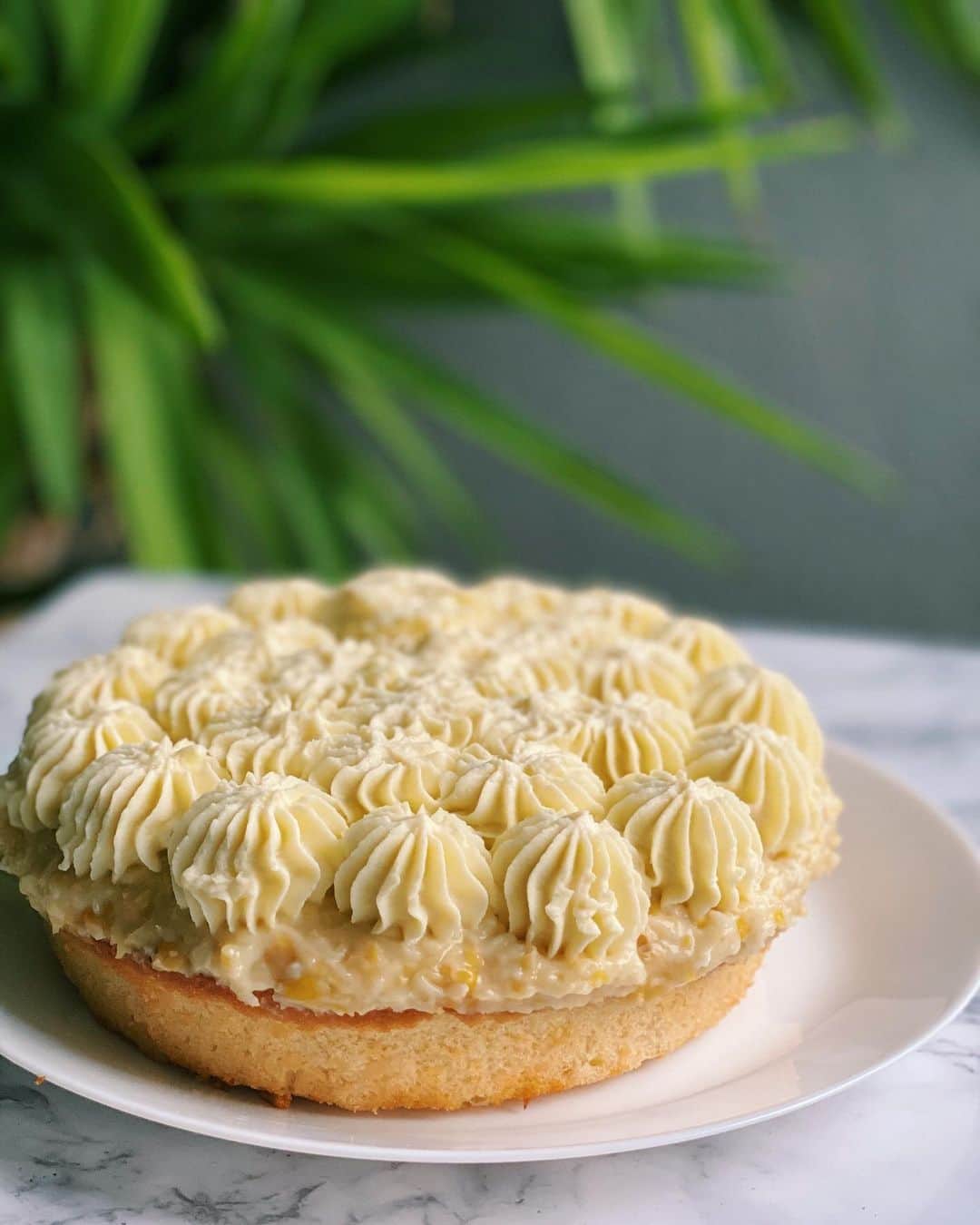 Antonietteのインスタグラム：「I’m all ears 🌽 when it comes to corn, and was excited that @goodcookiecompany was offering a very limited, seasonal summer corn cake with coconut milk custard and corn and coconut jam! The perfect cake to end the hubs birthday weekend..he loved it! 👌🏽 Summer in every bite ☀️ minus the surf, sand and Baywatch lifeguard David Hasselhoff running slow motion across the beach. 😜 🏖 🏄」