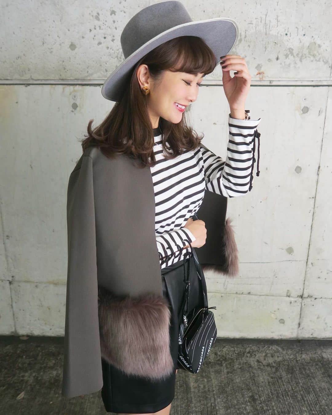 Mai Wakimizuのインスタグラム：「すっかり涼しくなってリアルに長袖の出番♡普段ボーダーを着ることなんてほぼ無かった私ですが、ずっと気になる存在だったことは確か。笑 こんなボーダーなら着たい！を形にしました♡腕のレースアップは少し光沢のある紐にして可愛過ぎない印象に。最後はたらーんと自然に垂らすのが気分♡エコレザーショーパンともバッチリ＼(^o^)／色んなスタイリングを楽しめます♡ #wakkinstyle#ootd#coordinate#ママコーデ outer:#linkable @linkable_official(予約販売中) tops&pants:#linkable @linkable_official(今週17日発売予定) bag:#balenciaga  shoes:#celine hat:#lamaisondelyllis」