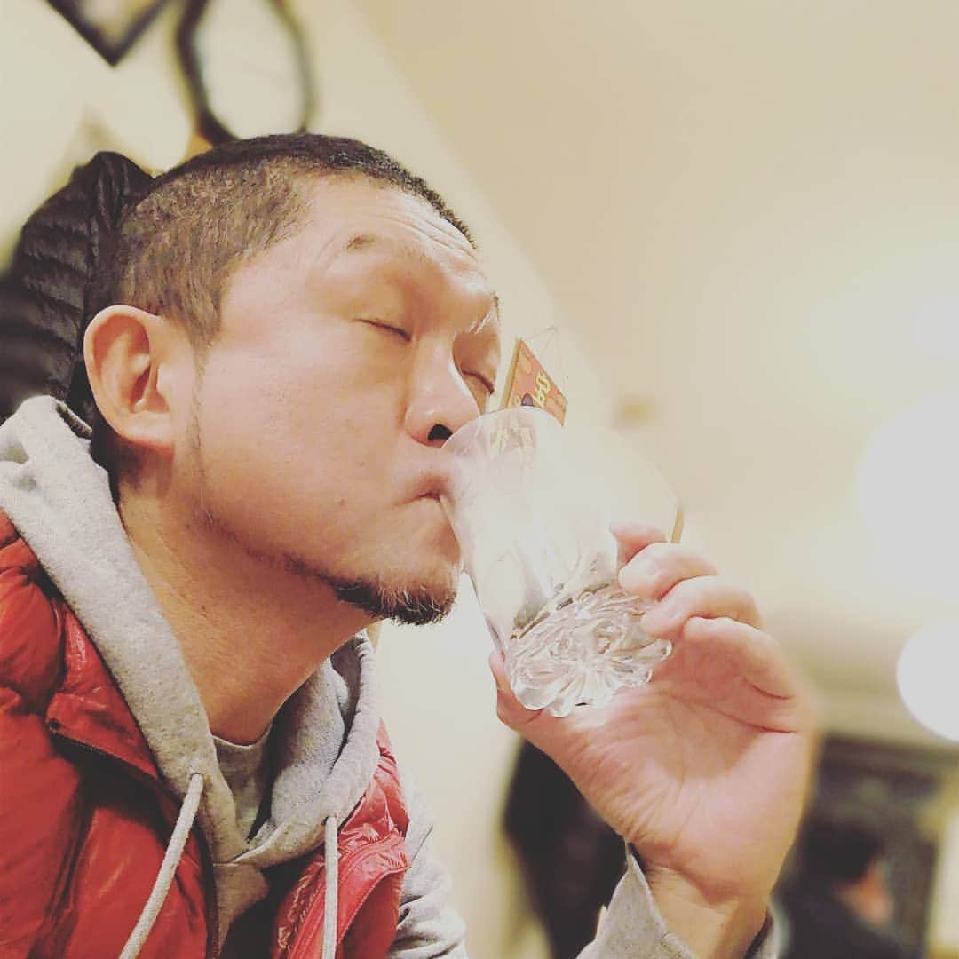 松本隆博のインスタグラム：「。 ここで一句！  秋深し 坊主の頃が 栗坊主  さ今日もラジオ収録 楽しもう🎶(^_^)」