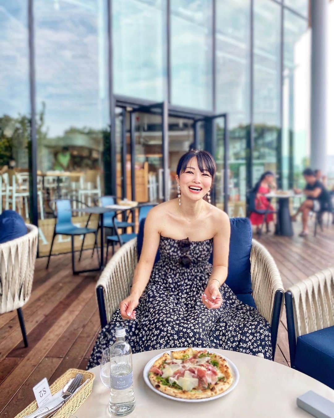 のインスタグラム：「いつかのランチ🍴  何故か爆笑。  からの不機嫌w  多分不機嫌だった訳じゃなくて 前髪直してただけだったような🙊  #ランチ#原宿ランチ#eatalyharajuku #イタリアン#原宿イタリアン#ピザ#夏の思い出#ランチタイム #ランチコーデ#ベアトップワンピ」