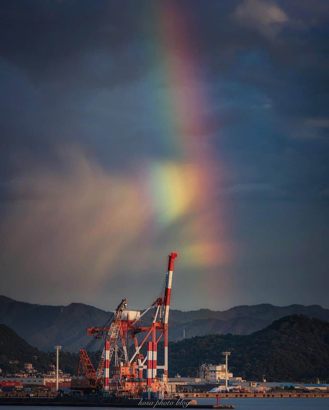 コサさんのインスタグラム写真 - (コサInstagram)「今年は虹を撮る機会に恵まれて嬉しいです😊 この日は夕暮れの空に虹が出現🌈 最初は薄くて小さかったけれど、濃くなり伸びてくれました😆😆 . Location:和歌山 Wakayama / Japan🇯🇵 Date:2020年9月 . #虹 #sorakataphoto #YourShotPhotographer #art_of_japan_ #tokyocameraclub #dpj_member #Japan_Daytime_View #s_shot #jgrv_member #beautiful_photo_jpn #IG_PHOS #photo_jpn #ptk_japan #pt_life_ #bestjapanpics #light_nikon #広がり同盟メンバー #LBJ_Legend #special_spot_legend #Rox_Captures #japan_of_insta #bestphoto_japan #kf_gallery_vip #1x_japan #IGersJP #ap_japan_ #colore_de_saison #TandDフォトコンテスト2020 #discover #今こそ写真でつながろう」9月15日 8時03分 - kosa_photo