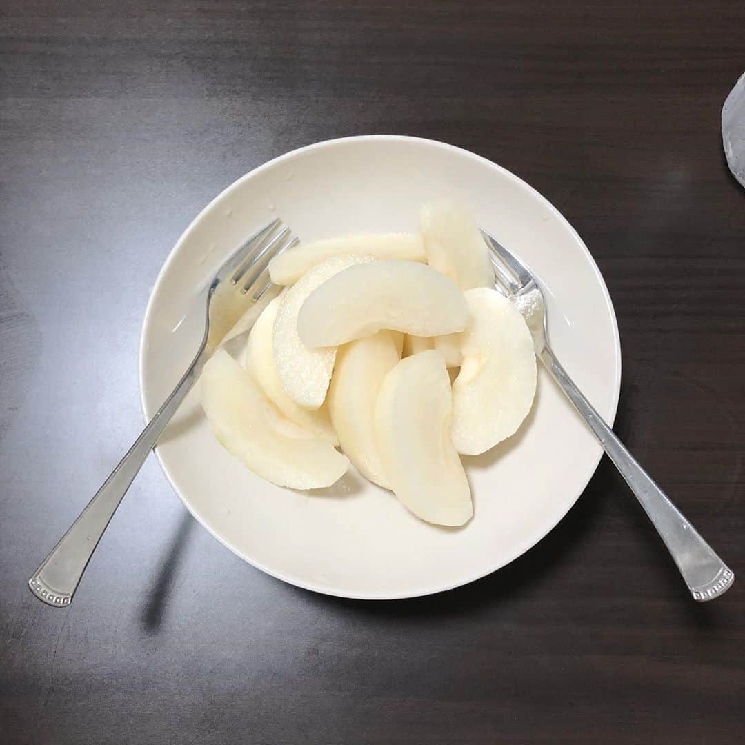 渡辺くるみのインスタグラム：「BREAKFAST 🍐  #二十世紀梨  #🍐  #朝ごはん」