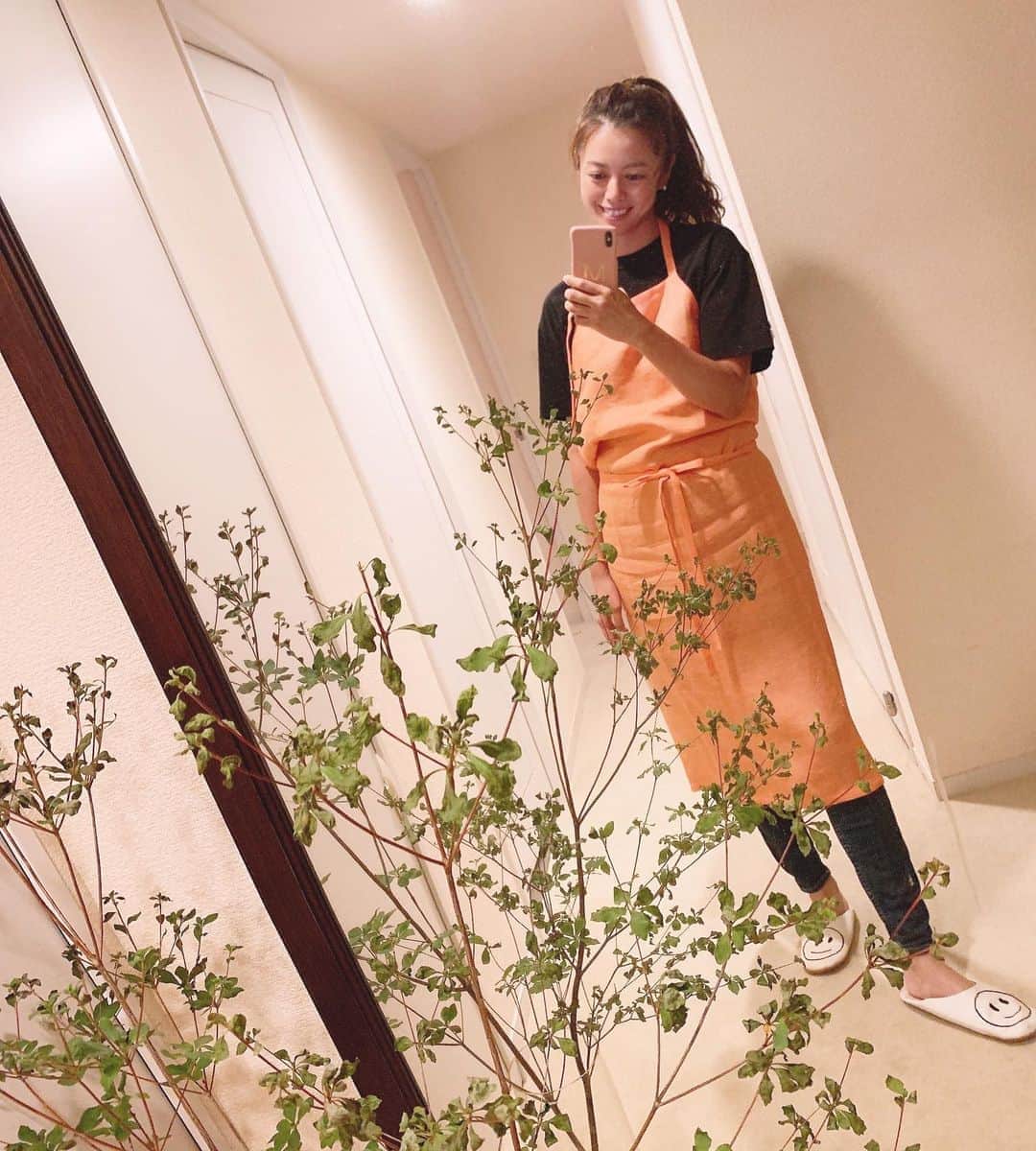中林美和さんのインスタグラム写真 - (中林美和Instagram)「お弁当を作って娘を見送って、 仕事へ行くまでの家事する時間。 エプロンは“家事スイッチ”が入るから好き！ 新しいMYLANのエプロン🧡  @keikosasaki_mylan #エプロン#MYLAN#家事スイッチ」9月15日 8時14分 - miwanakabayashi