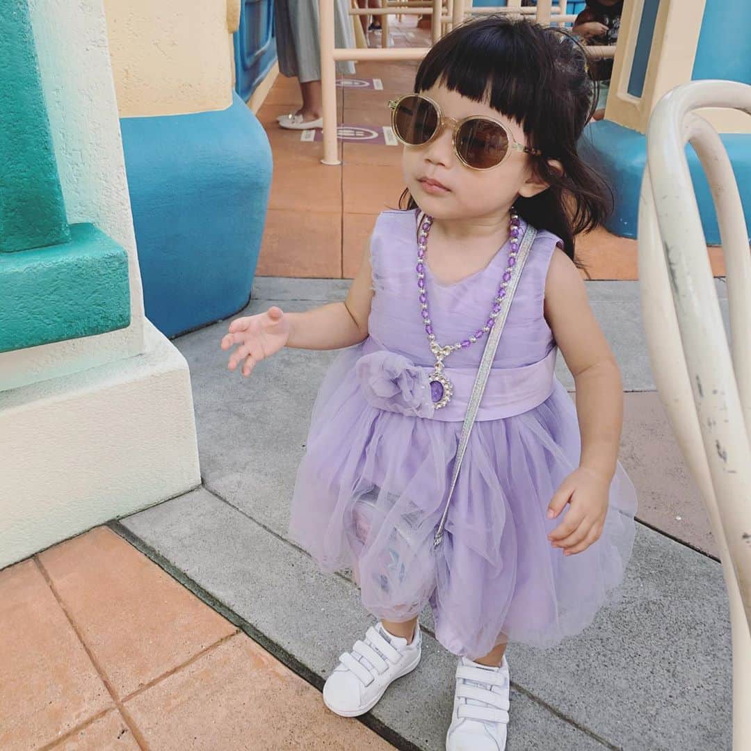 小松美緒のインスタグラム：「kotoの定番 サングラス🕶   こないだドレスを着て、久しぶりの@disney_official_tii_gga 🧚‍♀️  に、papaさん🧔が連れて行ってくれました。  乗り物はとってもこわいけど、　 『ご機嫌よう、Princess』💓と言われて　 ずっと幸せそうでした。」