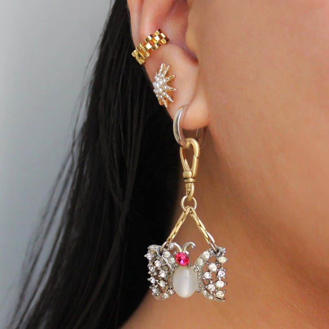 ルル フロストのインスタグラム：「Customizable earrings… Don’t mind if we do. One of our favorite ways to wear any of our charms is to simply clip them onto a hoop, or behind a stud. Keep reinventing your Lulu, ladies!  Shop the link in bio for in stock vintage charms. #lulufrost」