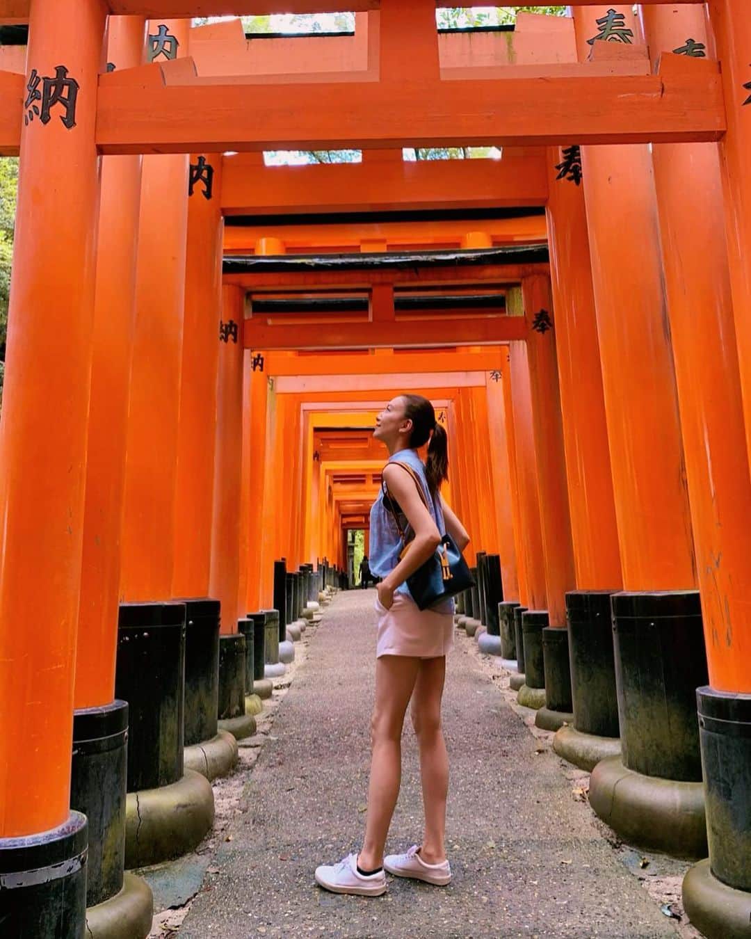 大出千尋のインスタグラム：「. 疲れや不安がすーっと落ち着く場所💫 神社さんのパワーは凄い！ . #伏見稲荷大社  #kyoto#shrine #京都」
