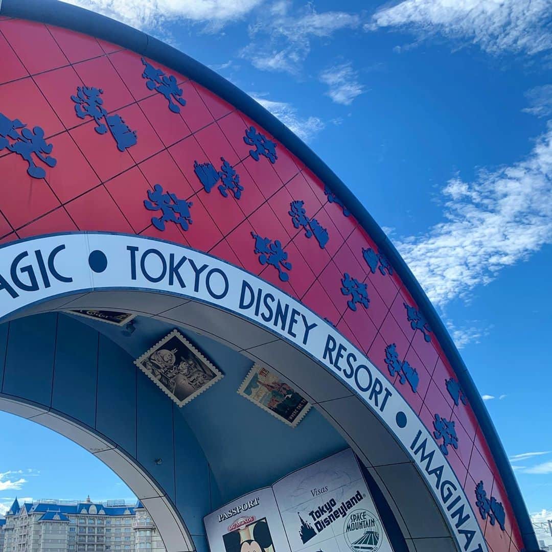 のインスタグラム：「☁️もうこれだけでワクワクする🏰  なにがこんなにワクワクさせるんだろ🤔  本社でもパーク内でも働いていた私が  観察してもワクワクするばかり🧞‍♂️  何万回も通ってるのにここをくぐるとワクワクする  永遠に完成しないから面白い。  鎌倉小町通りのお店の入れ替わりが激しいのはそれが狙いなの！？！😳違うか  死ぬまで完成しない私たちのマイワールドでも  今日も予想もつかない素敵な事が🚪見つかりますように🌈✨  Have a nice day & Hakunamatata🦁  #disney #waltdisneyworld #imagination #itsasmallworld #compassofyourheart #dreamcametrue #hakunamatata  いつでもディズニーリゾートが目標  「ディズニーランドが完成することはない。 世の中に想像力がある限り進化し続けるだろう」  ウォルト・ディズニー（1901～1966）  Think, Believe, Dream, and Dare.  考え、信じ、夢を見ろ！そして思いっきりやれ！」
