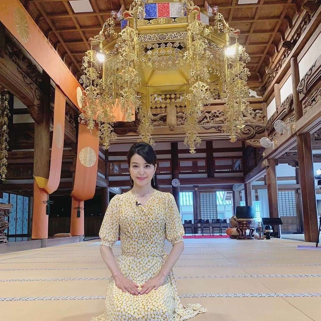 大桃美代子さんのインスタグラム写真 - (大桃美代子Instagram)「奥能登の旅で地域おこし協力隊に出会えました。  芸術祭が行われるはずが、コロナで延期になりました。  その作品の一つである「静かな海流をめぐって」を見せていただきました。  古民家をアート空間にしていて、事前予約で見学できます。  地域を一枚に書き込んだ壁画は、金沢美術工芸大学ね作品です。  芸術祭を作りたくて千葉から移住した20代の女性など、  アートは若者移住の魅力になるんです。  今度Facebookライブで、移住雑誌の「TURNS」の堀口さんと話してみたいです。  田舎だからこそ住みたい人が一定数います。  そのニーズの支え方とかね。。。  奥能登の文化度の高さは移住者にみいだされていました。  三枚目は総持寺、  四枚目は地元のスターパティシエの  @htsujiguchi さんのカフェ。  海に面したロケーションが最高！  塩キャラメルロールが美味しかったですよ。  是非、能登にいかれてくださいね。  #ハーフタイムツアーズ#テレビ東京#奥能登#能登#石川県#旅行#日本#ソーシャルディスタンス#GOTO#gotoキャンペーン」9月15日 8時58分 - miyoko_omomo