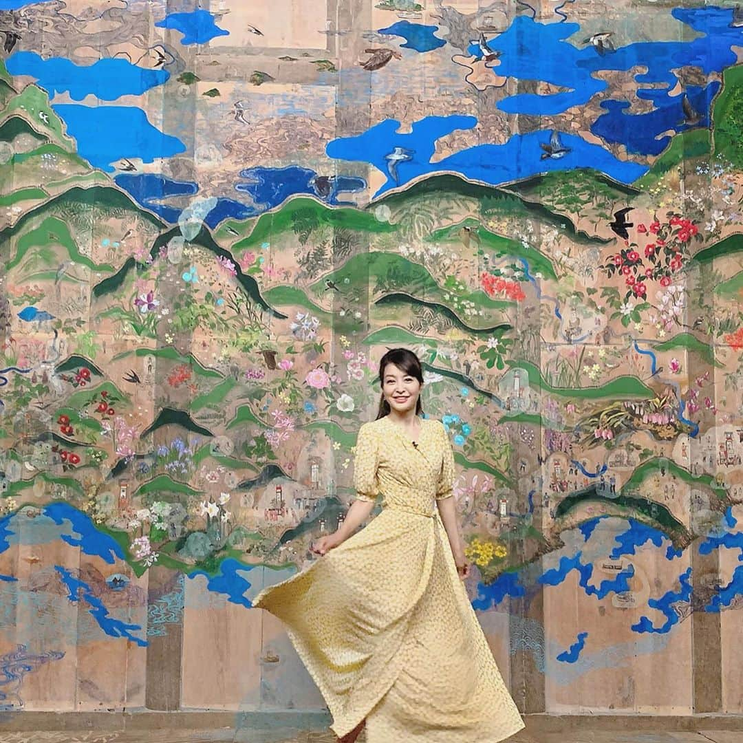 大桃美代子さんのインスタグラム写真 - (大桃美代子Instagram)「奥能登の旅で地域おこし協力隊に出会えました。  芸術祭が行われるはずが、コロナで延期になりました。  その作品の一つである「静かな海流をめぐって」を見せていただきました。  古民家をアート空間にしていて、事前予約で見学できます。  地域を一枚に書き込んだ壁画は、金沢美術工芸大学ね作品です。  芸術祭を作りたくて千葉から移住した20代の女性など、  アートは若者移住の魅力になるんです。  今度Facebookライブで、移住雑誌の「TURNS」の堀口さんと話してみたいです。  田舎だからこそ住みたい人が一定数います。  そのニーズの支え方とかね。。。  奥能登の文化度の高さは移住者にみいだされていました。  三枚目は総持寺、  四枚目は地元のスターパティシエの  @htsujiguchi さんのカフェ。  海に面したロケーションが最高！  塩キャラメルロールが美味しかったですよ。  是非、能登にいかれてくださいね。  #ハーフタイムツアーズ#テレビ東京#奥能登#能登#石川県#旅行#日本#ソーシャルディスタンス#GOTO#gotoキャンペーン」9月15日 8時58分 - miyoko_omomo