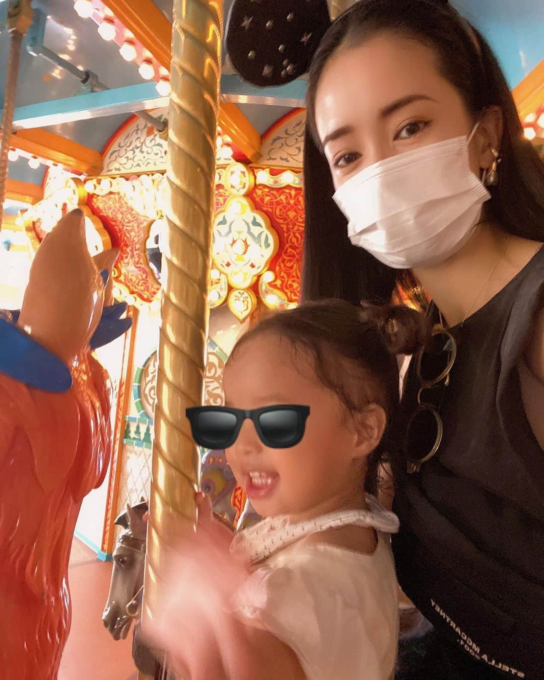 尾崎紗代子さんのインスタグラム写真 - (尾崎紗代子Instagram)「. 👶サングラスよこせ 👩ははーー！ 👶抱っこ 👩よろこんでー！ 👶あの鳥こわい 👩勿論お守りします！ 👶おなかすいた 👩今すぐにお好きなご飯を！ 👶あれ乗りたい 👩椅子をご用意(私の腕)しますので順番こしましょう！ 👶目潰ししたい 👩目は閉じている状態で宜しければ！ . . . かわいいなあ。 . #baby  #momlife #kidsgram_tokyo #babyphotography #babyphoto  #ママリ #育児 #男の子ママ #女の子ママ #コドモノ #ベビフル #mamanoko #ママライフ  #２歳 #0歳  #二人育児 #motherof2 #motherhood  @tokyodisneyresort_official  #ディズニー #ディズニーランド  #ディズニーリゾート  #tdl #disney #disneyland #tokyodisneyland #disneyresort #instadisney #disneygram」9月15日 8時50分 - osayo_osayo