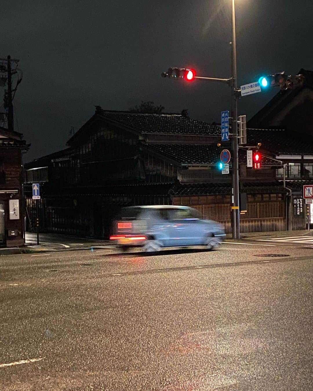 松本隆さんのインスタグラム写真 - (松本隆Instagram)「静止する夜に、青と赤のたがい違い。」9月15日 8時52分 - takashi_matsumoto_official
